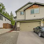 Stunning Seatac Gem With Modern Amenities!