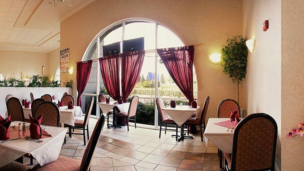 Hotel Ramada By Wyndham Airport 3*