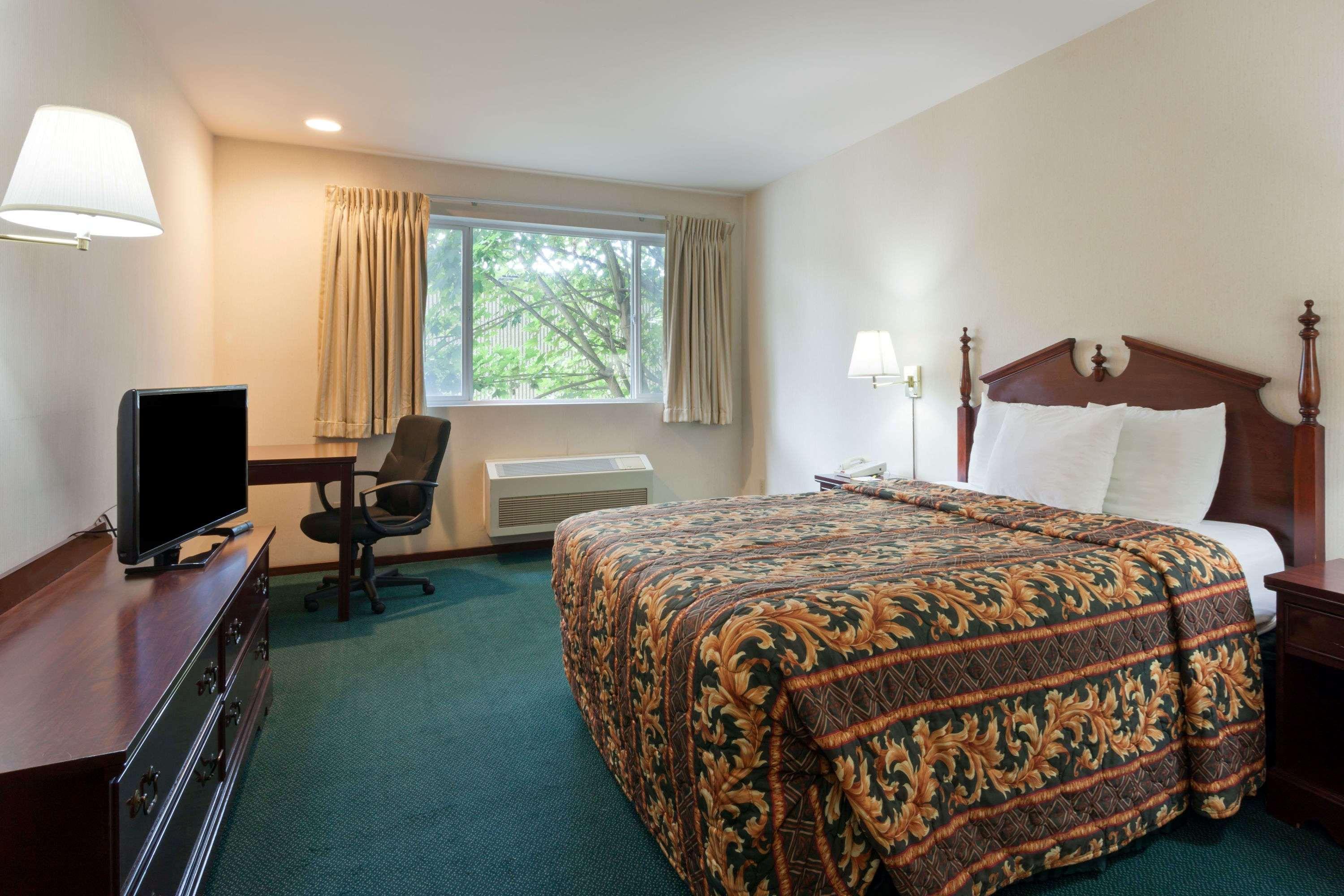 Days By Wyndham Airport 2*
