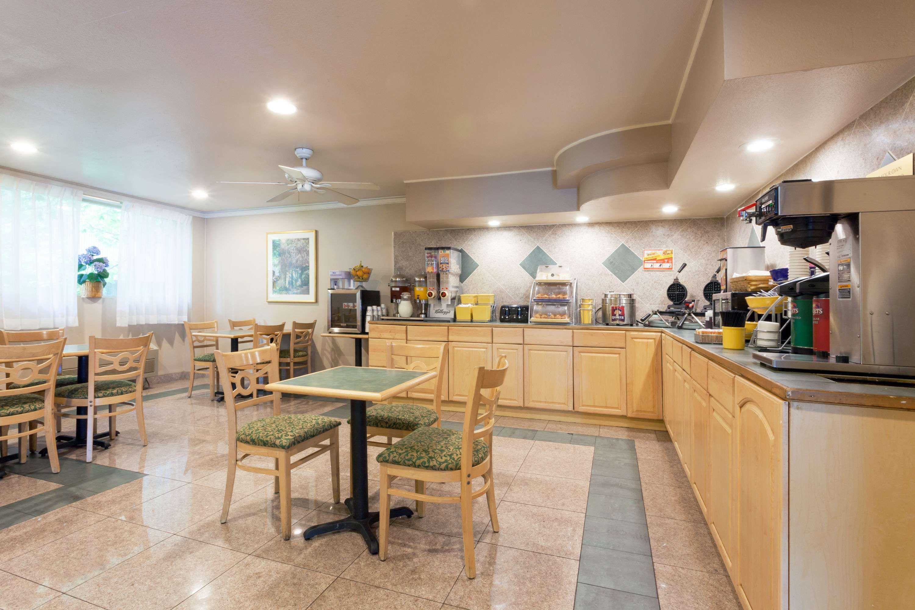 Days By Wyndham Airport Hotel