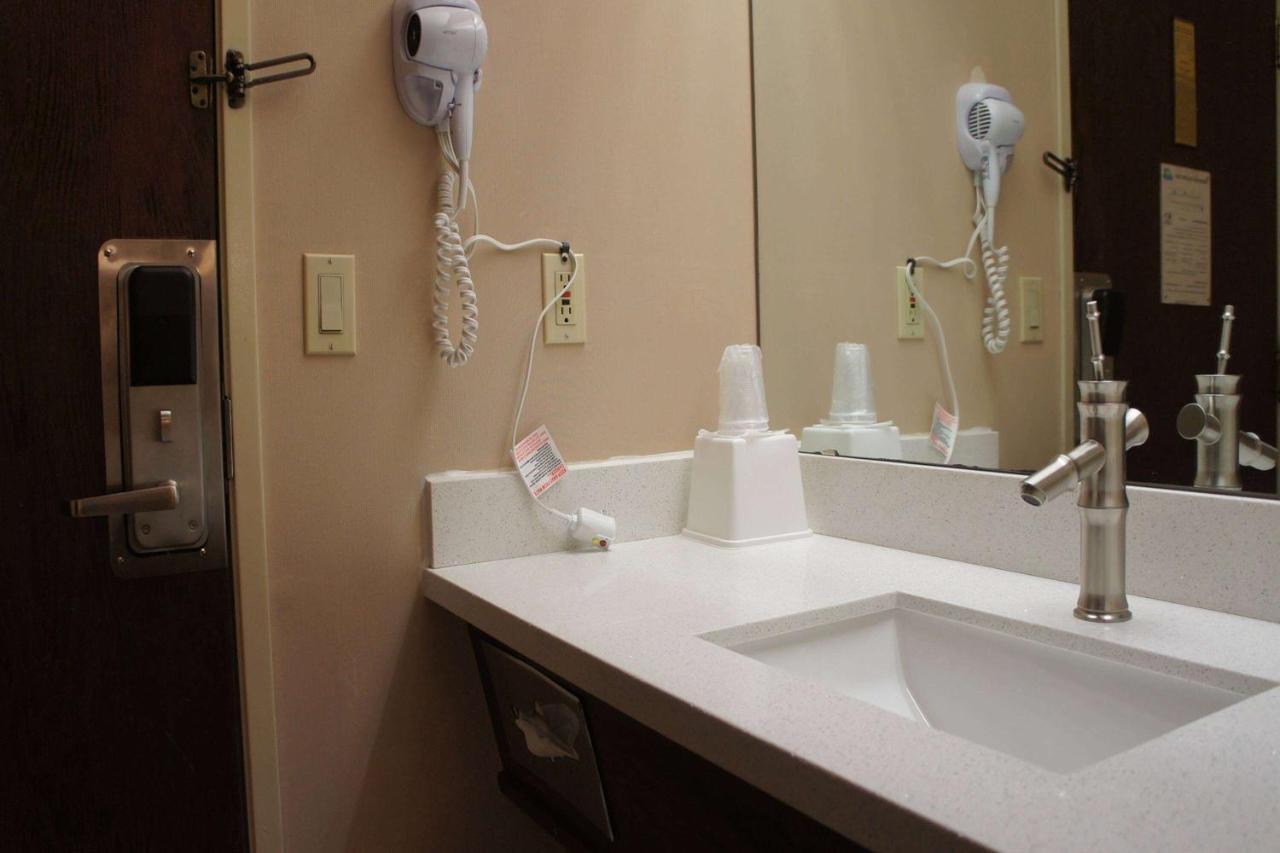 Hotel Days By Wyndham Airport