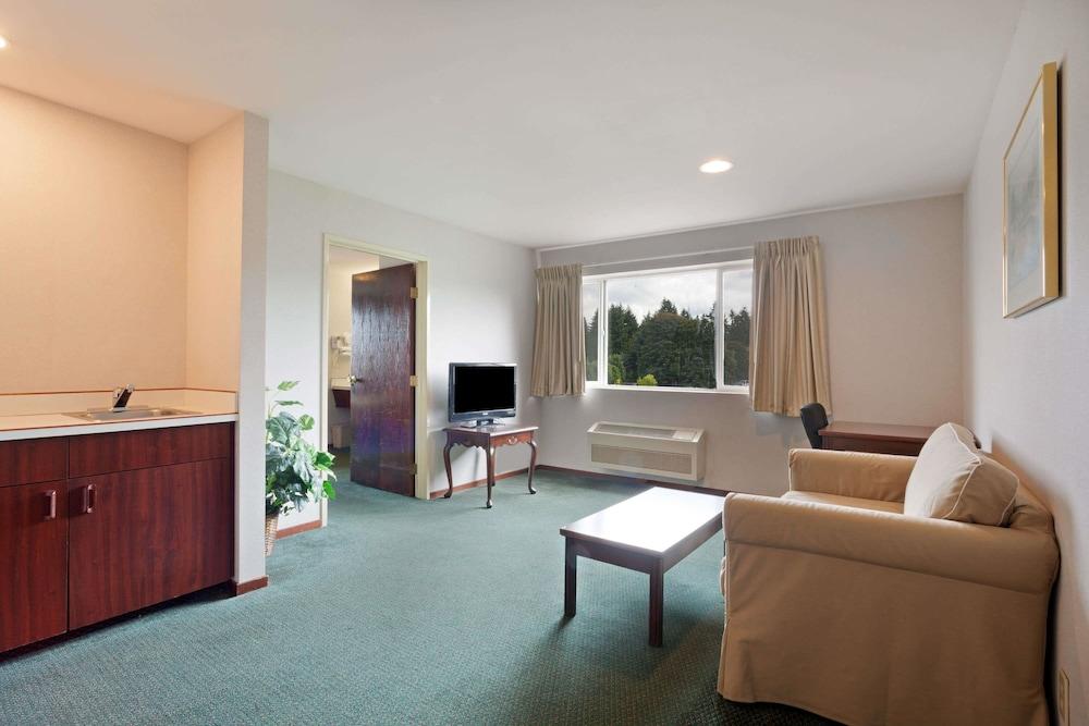 Days By Wyndham Airport