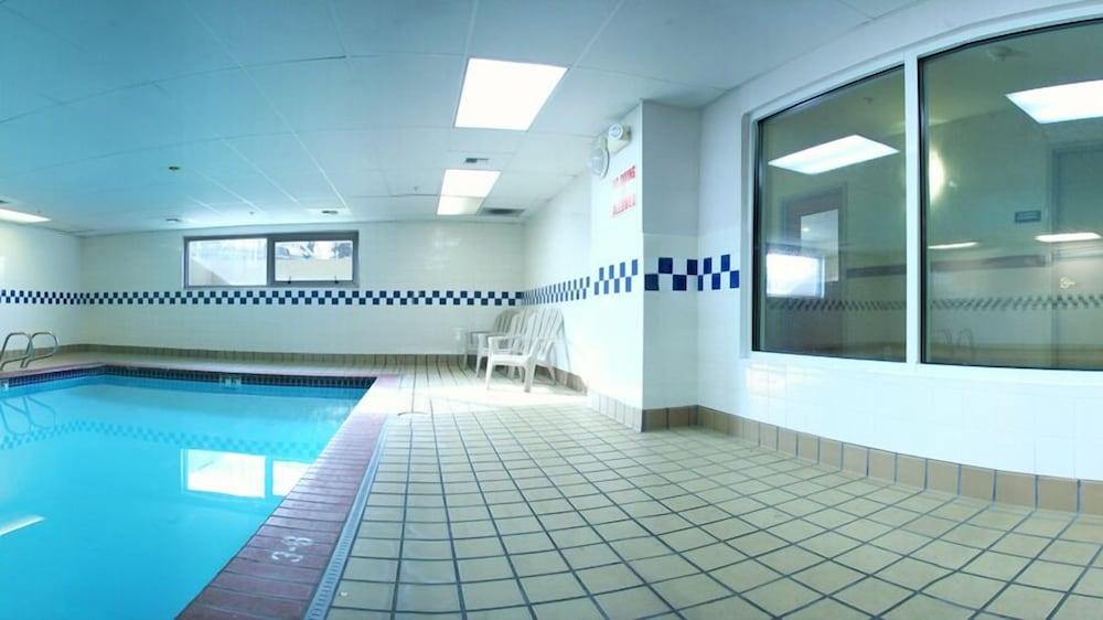 Hotel Ramada By Wyndham Airport 3*
