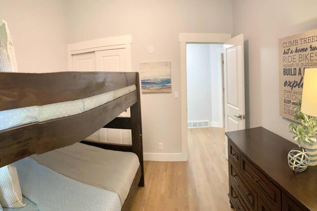 Stunning Single Level W/ Outdoor Jacuzzi! Holiday home SeaTac