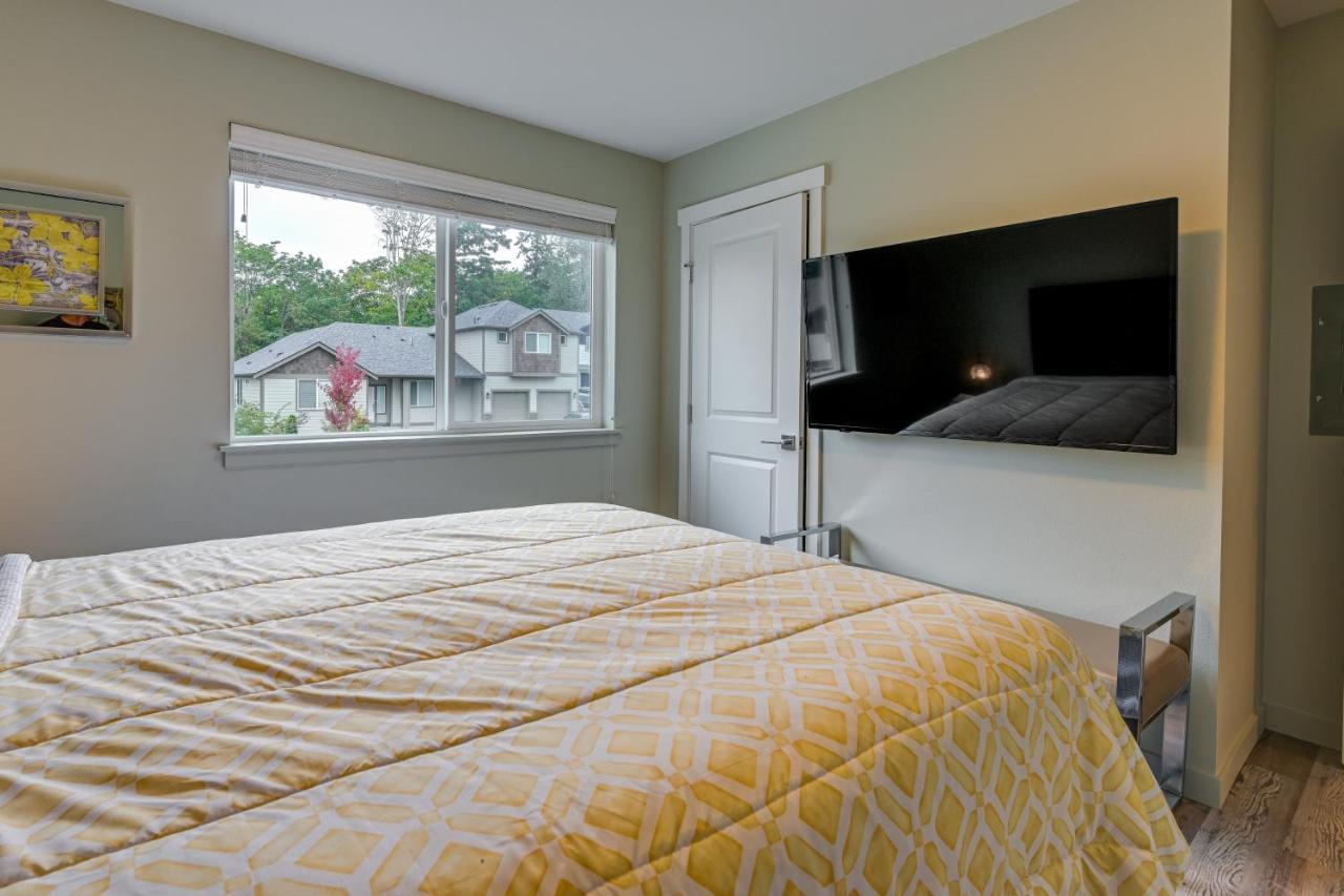 Apartment Stunning Gem With Modern Amenities! *