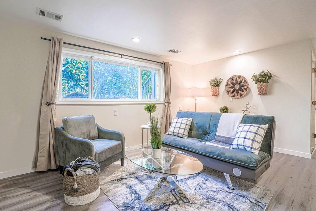 2br Lower Unit- 5 Min To Airport
