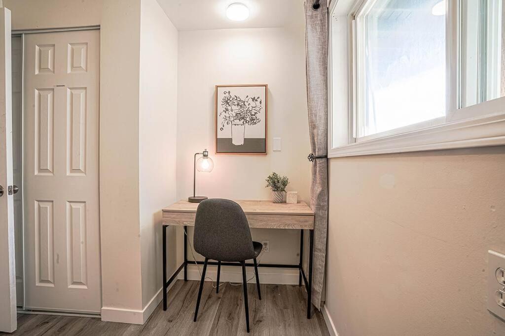 Holiday home 2br Lower Unit- 5 Min To Airport
