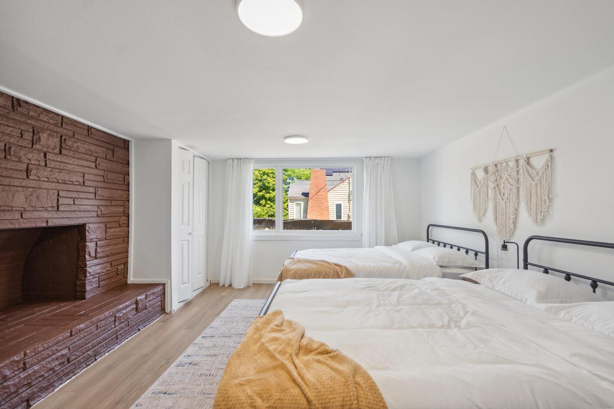 Spacious 5b2b 5 Min To Airport With Ac, Game Room, Wifi, Parking
