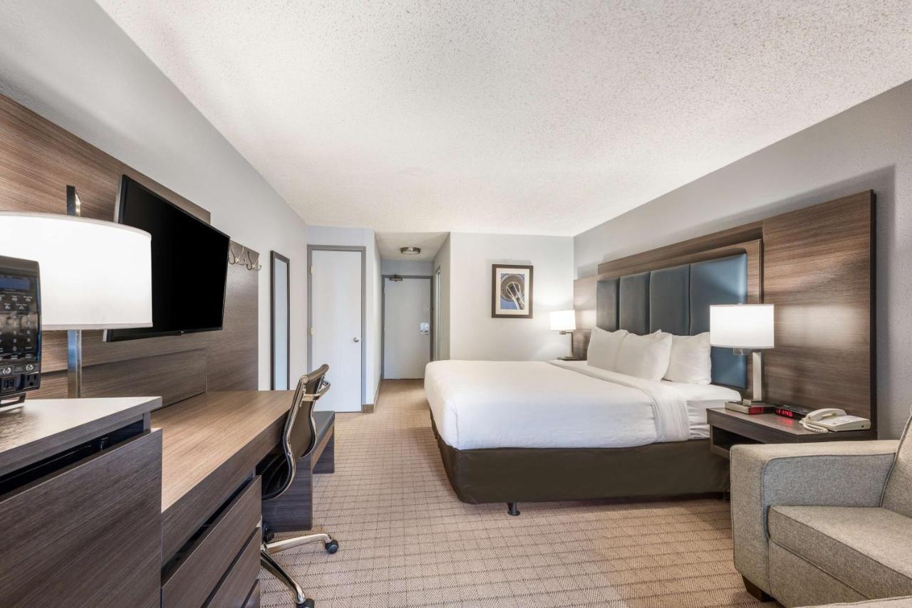 Hotel Surestay By Western Airport North 3*
