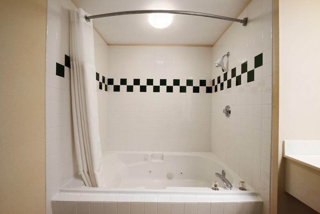 Hotel Ramada By Wyndham Airport 3*