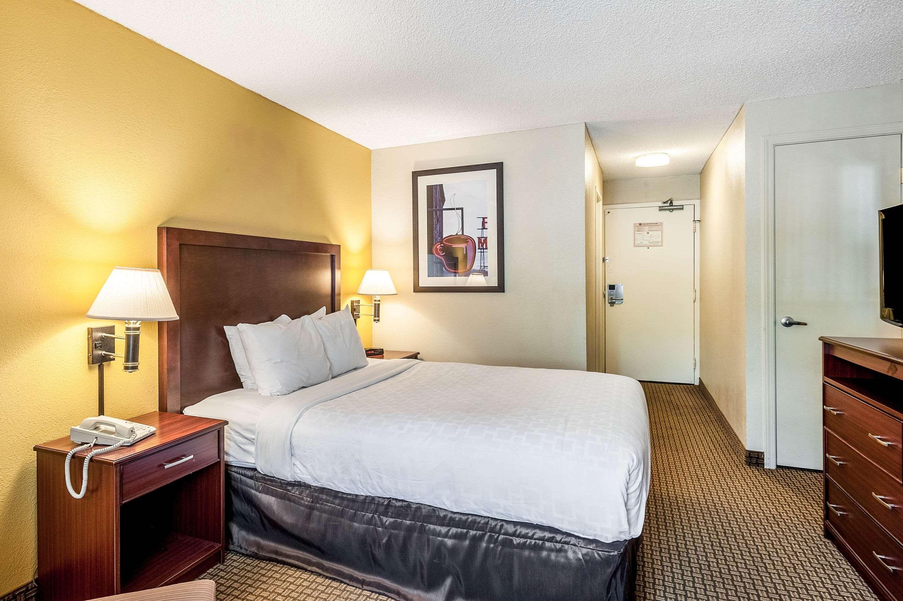 Surestay By Western Airport North 3*
