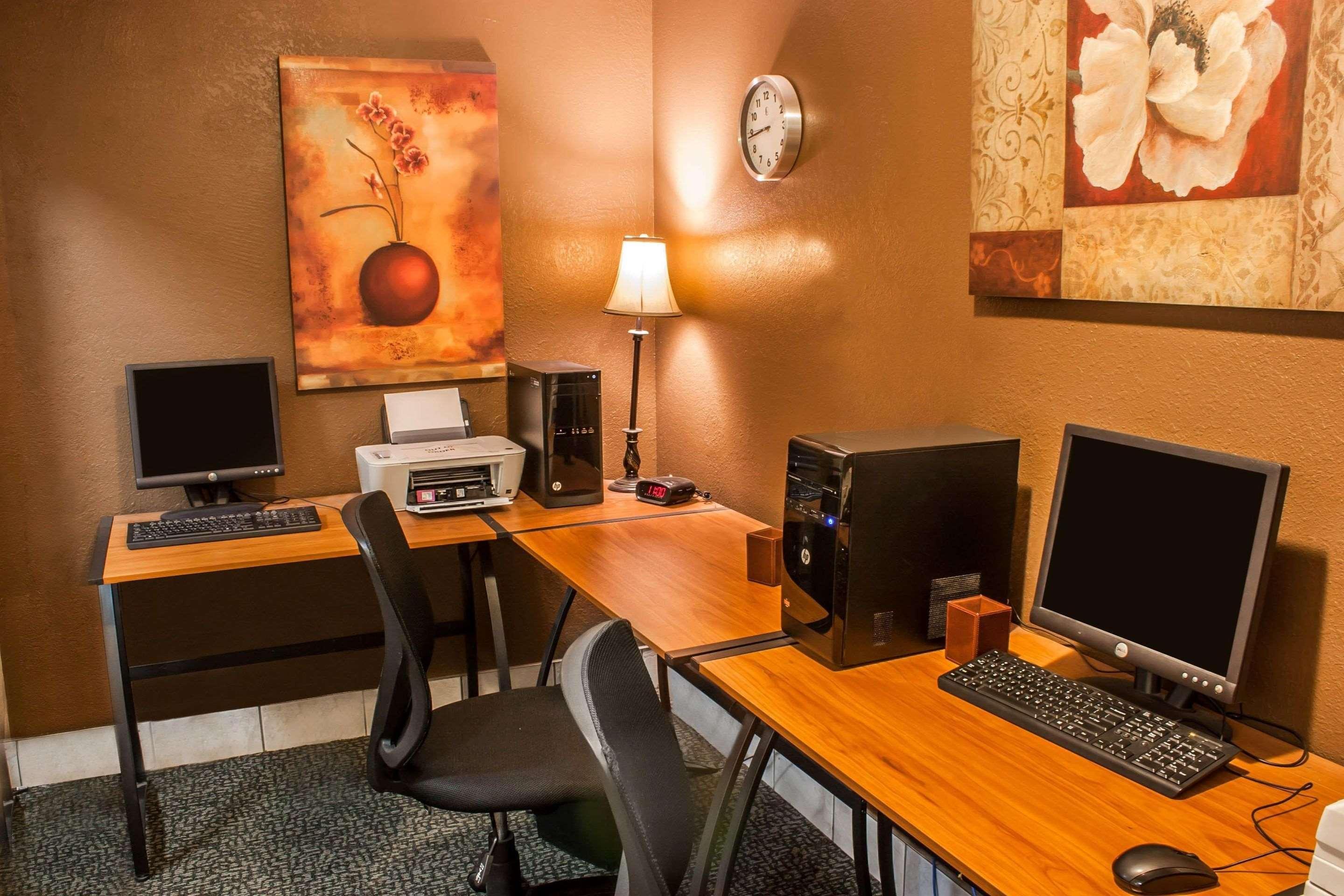 Surestay By Western Airport North 3*
