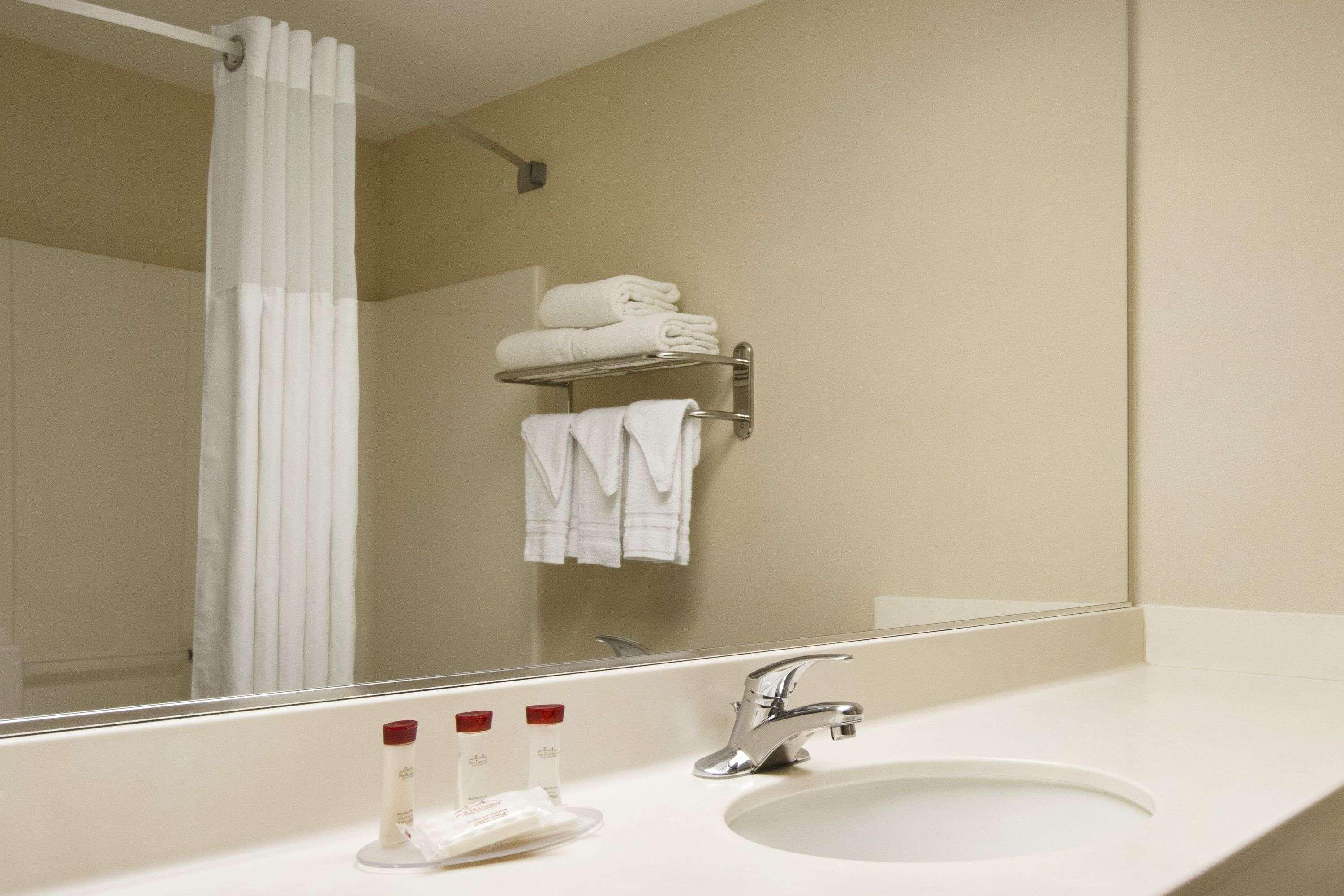 Ramada By Wyndham Airport Hotel 3*