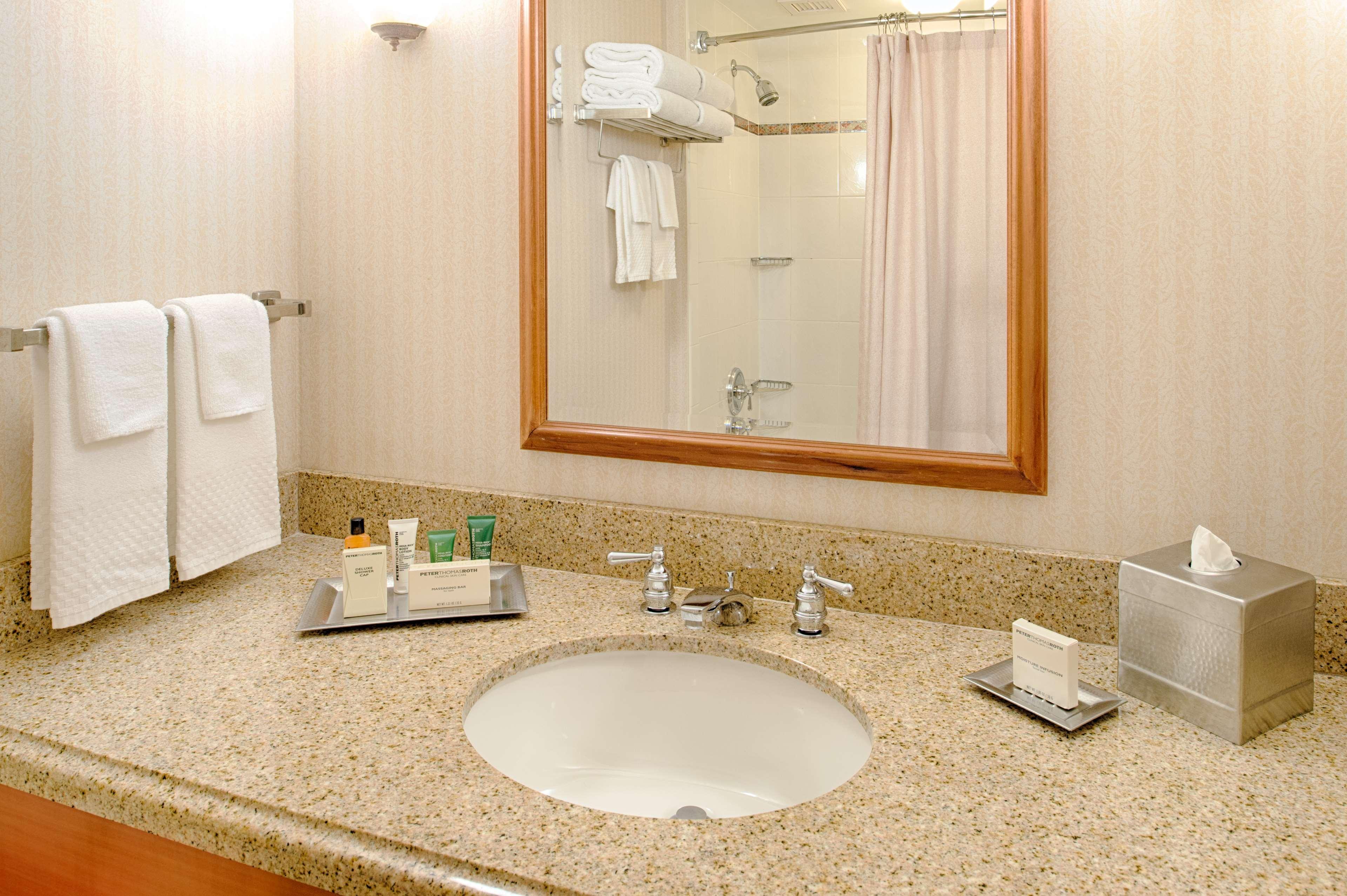 Hilton Seattle Airport & Conference Center 3*