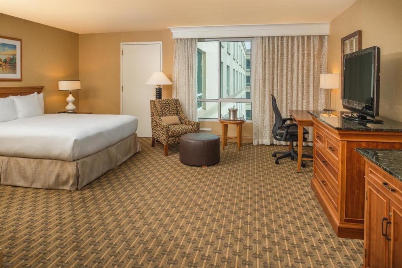 Hilton Seattle Airport & Conference Center 3*
