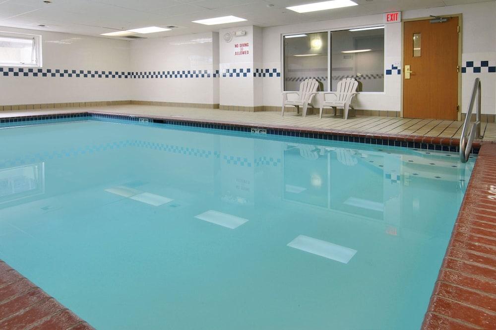 Ramada By Wyndham Airport Hotel 3*