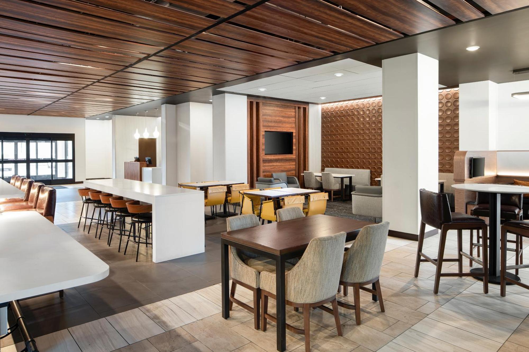 Courtyard By Marriott Seattle Airport Hotel SeaTac