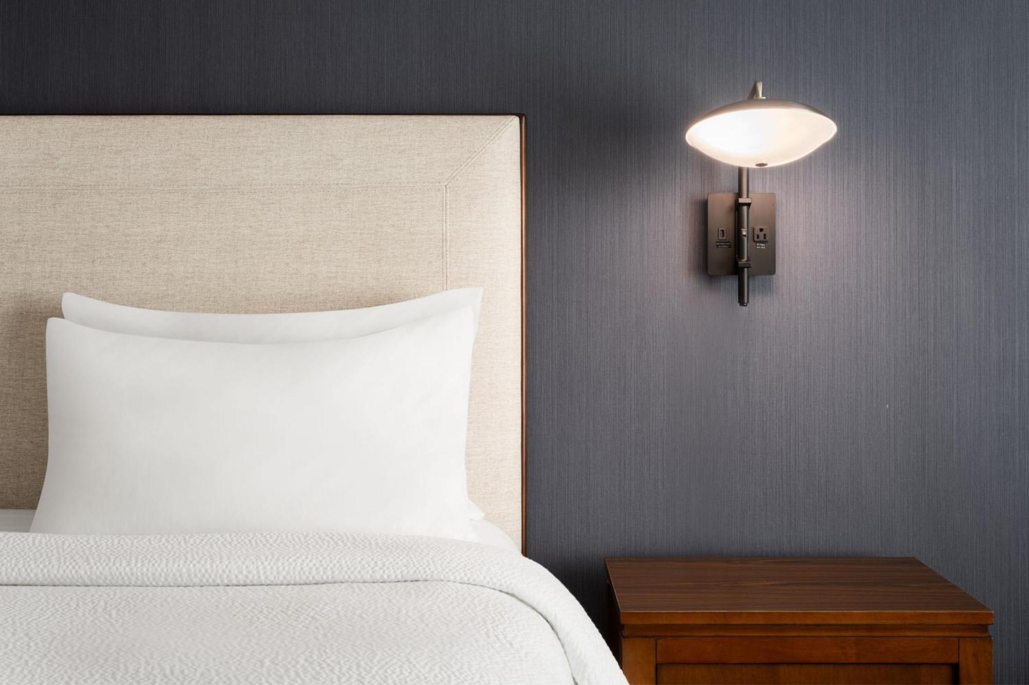 Courtyard By Marriott Seattle Airport Hotel SeaTac