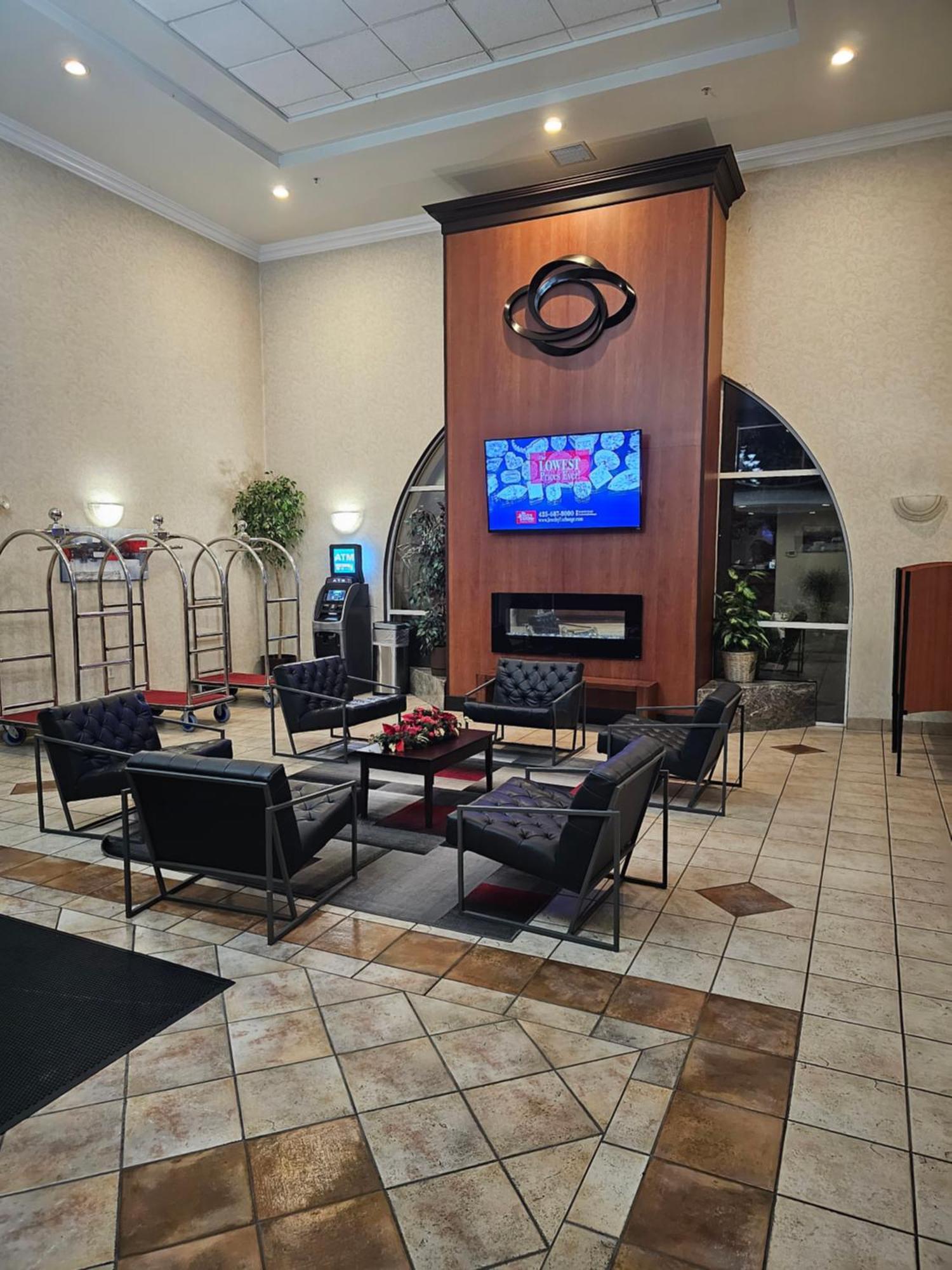 Ramada By Wyndham Airport Hotel 3*