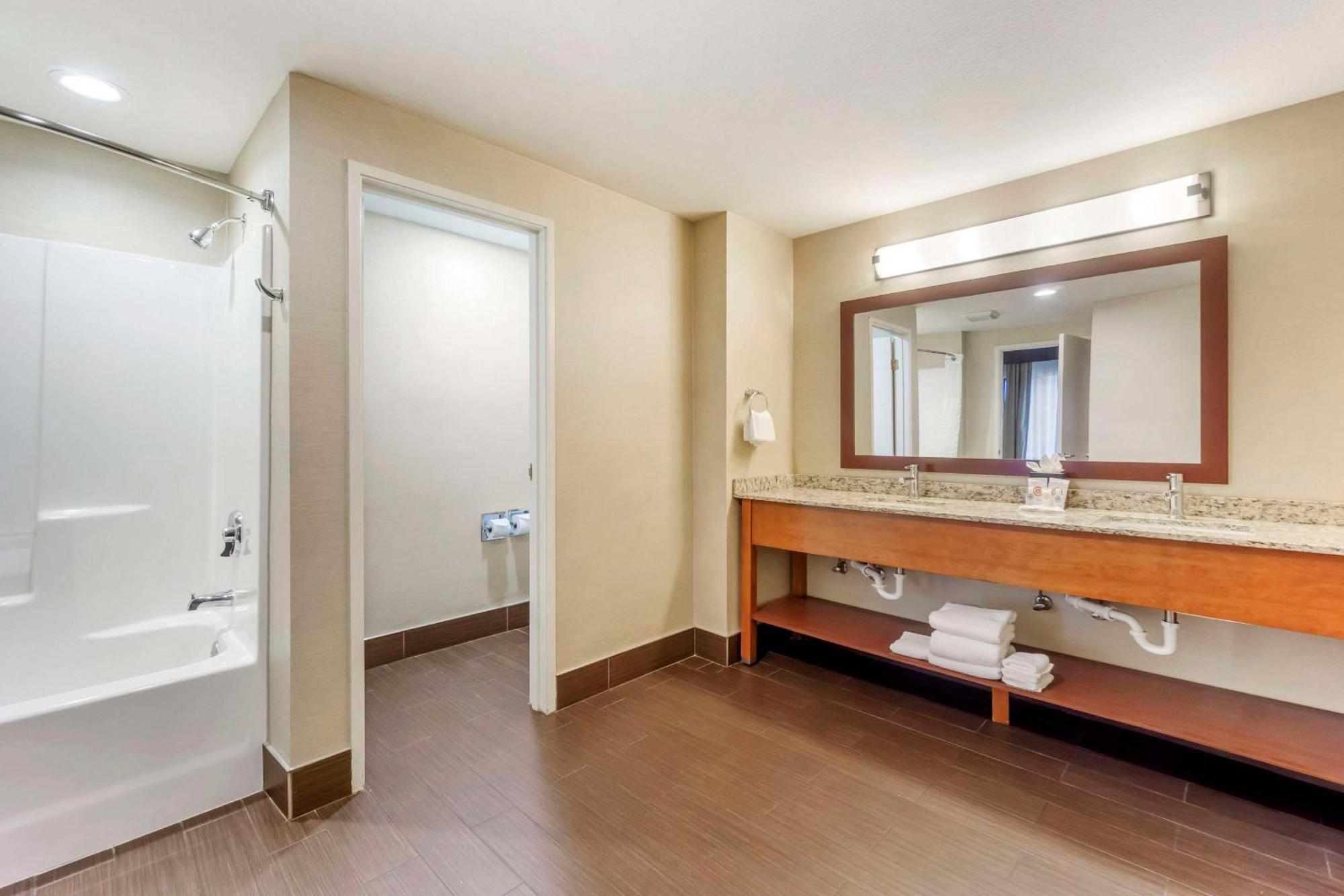 Comfort & Sea-tac Airport Hotel 3*
