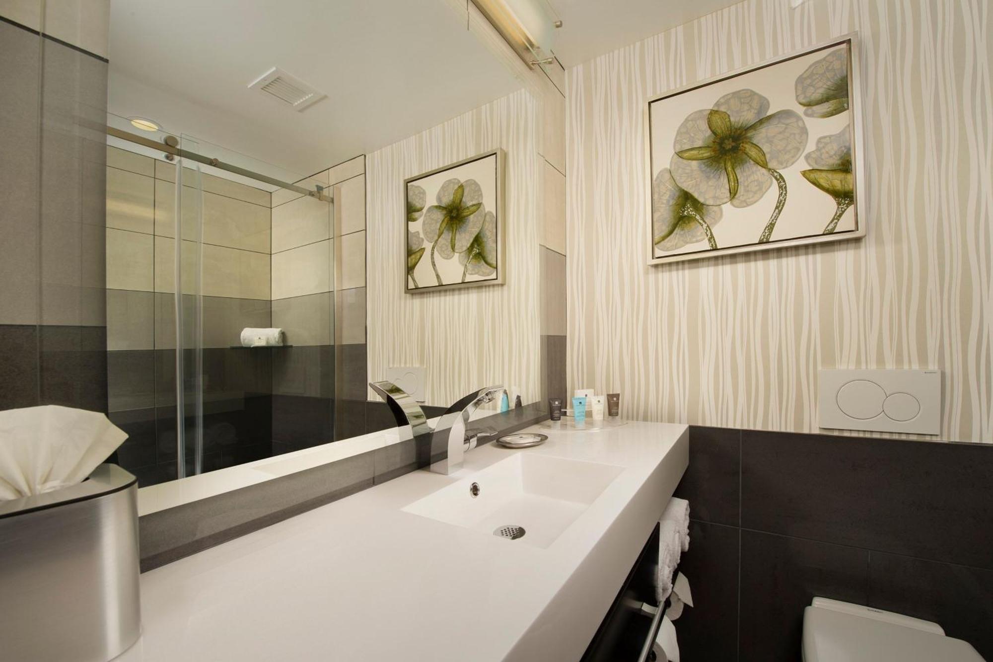 Hotel Skybridge Seattle Airport 4*