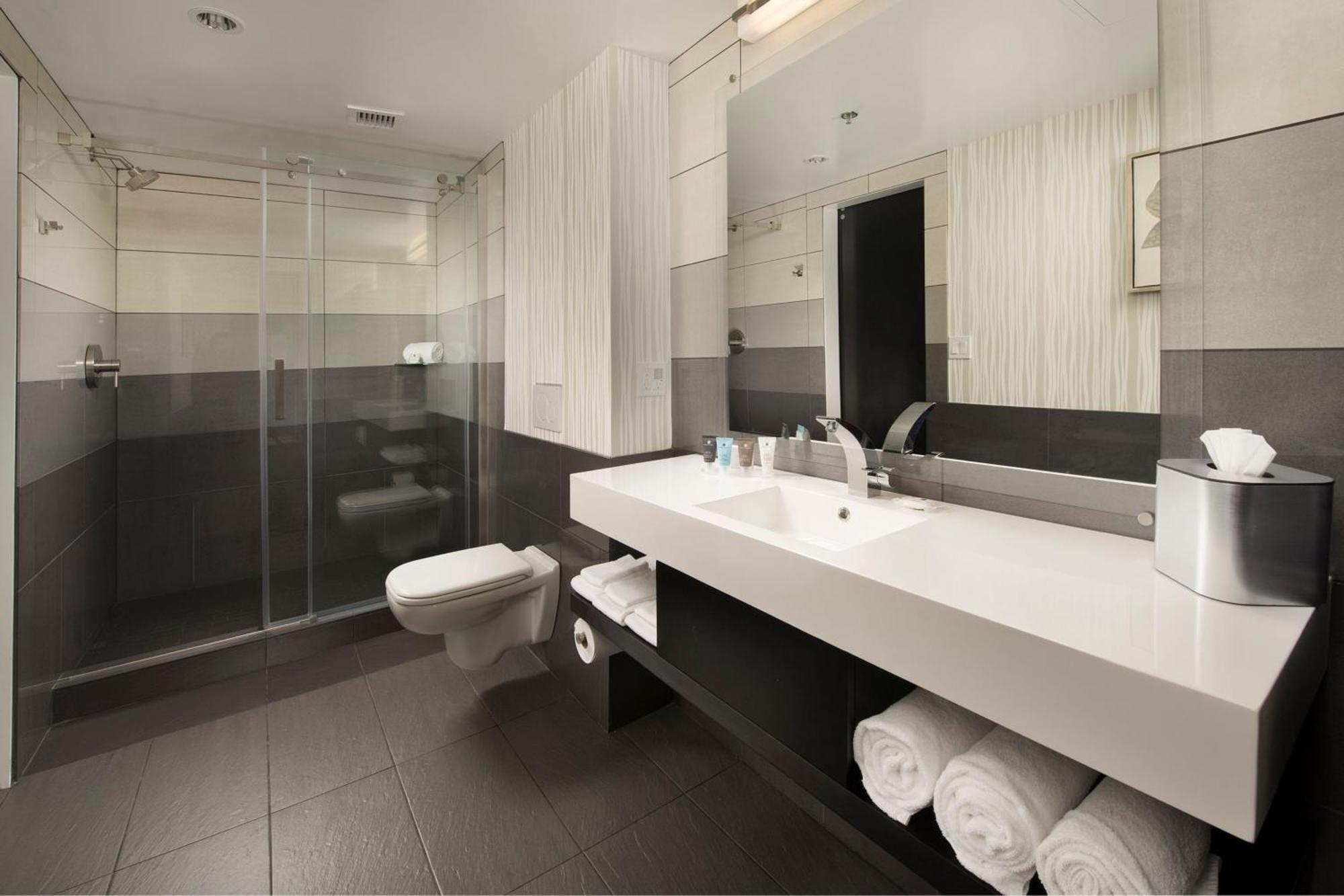 Skybridge Seattle Airport Hotel 4*