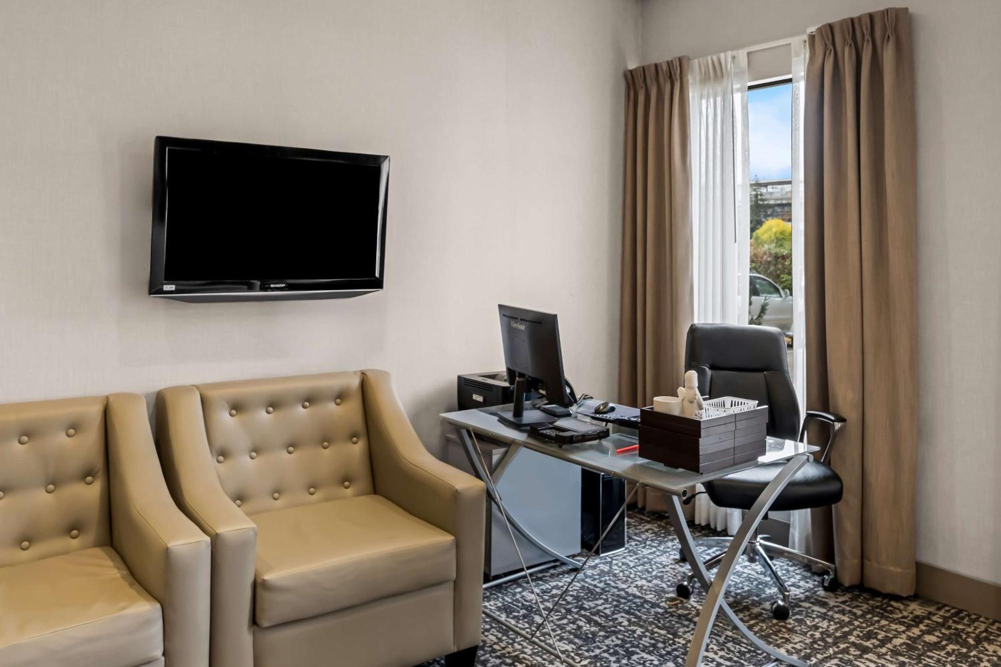Surestay By Western Airport North 3*
