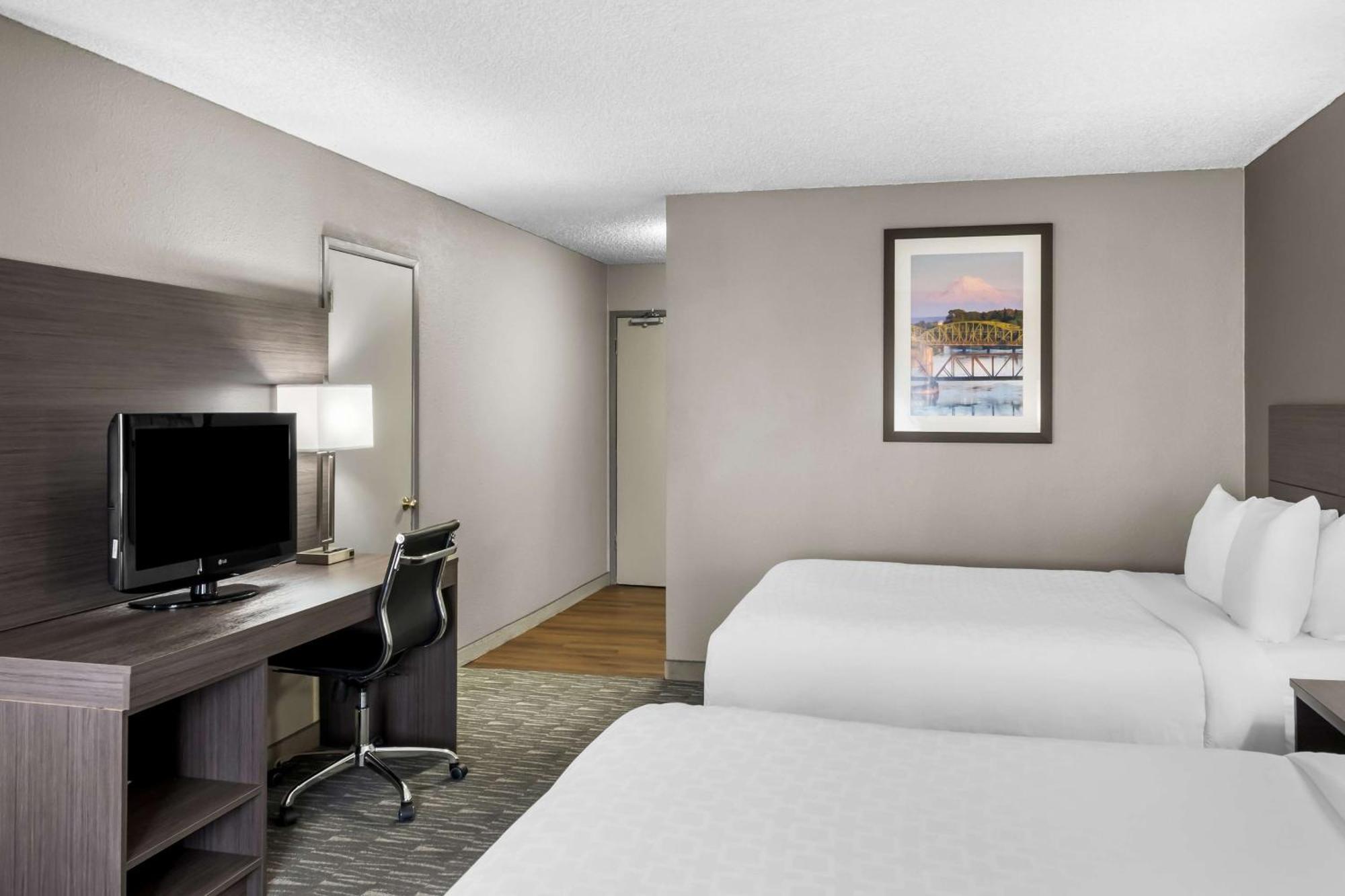 Hotel Surestay By Western Airport North 3*