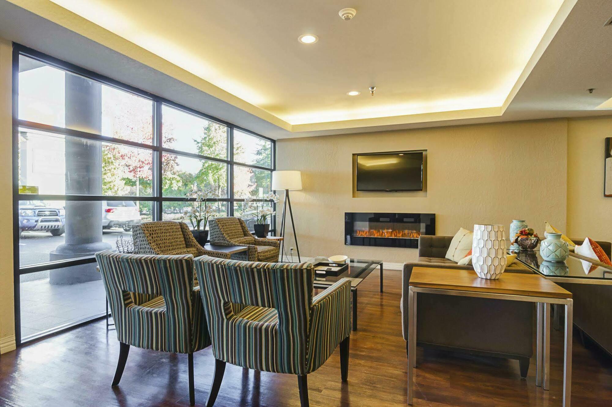 Comfort & Sea-tac Airport Hotel 3*