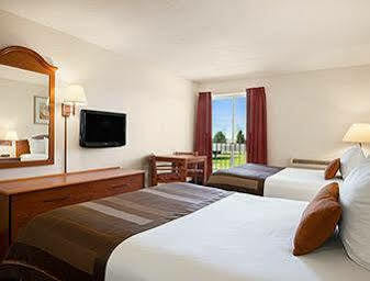 Ramada By Wyndham Airport Hotel 3*