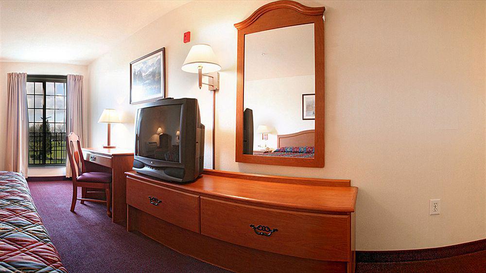 Ramada By Wyndham Airport 3*